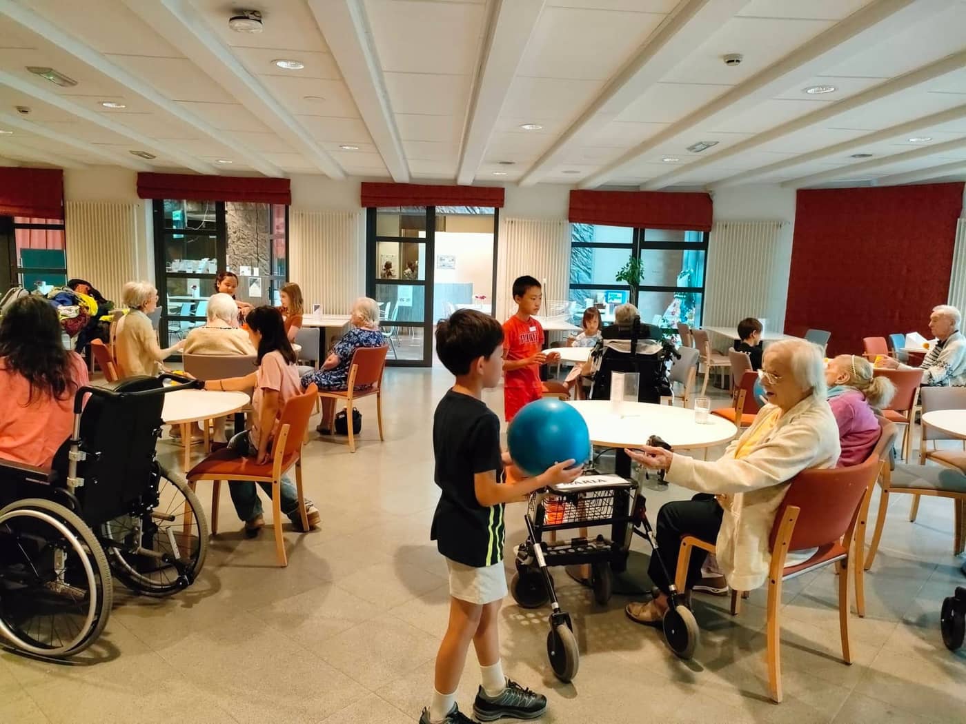 学校学生参与社区交流活动