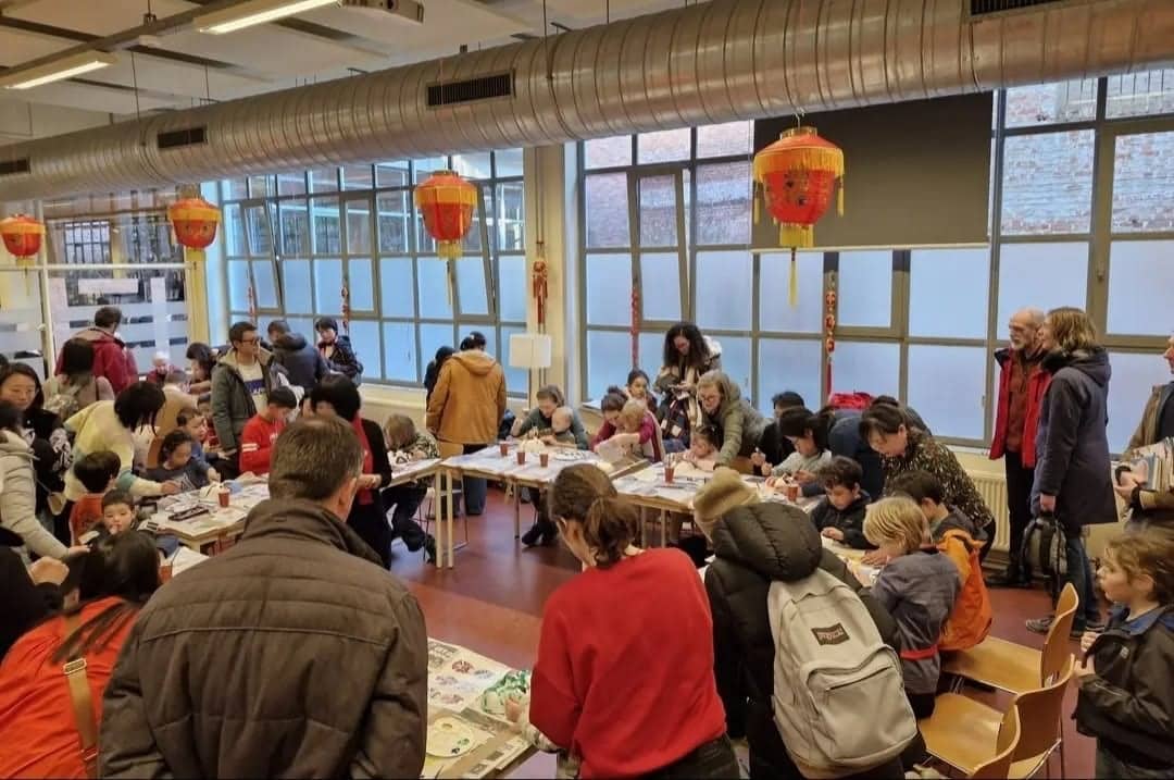 学校师生和家长一起参加节日活动