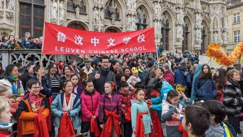 鲁汶中文学校师生在鲁汶市中心参加活动