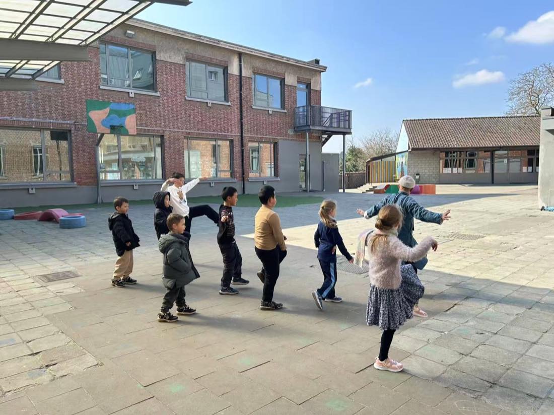 老师带领孩子练习功夫