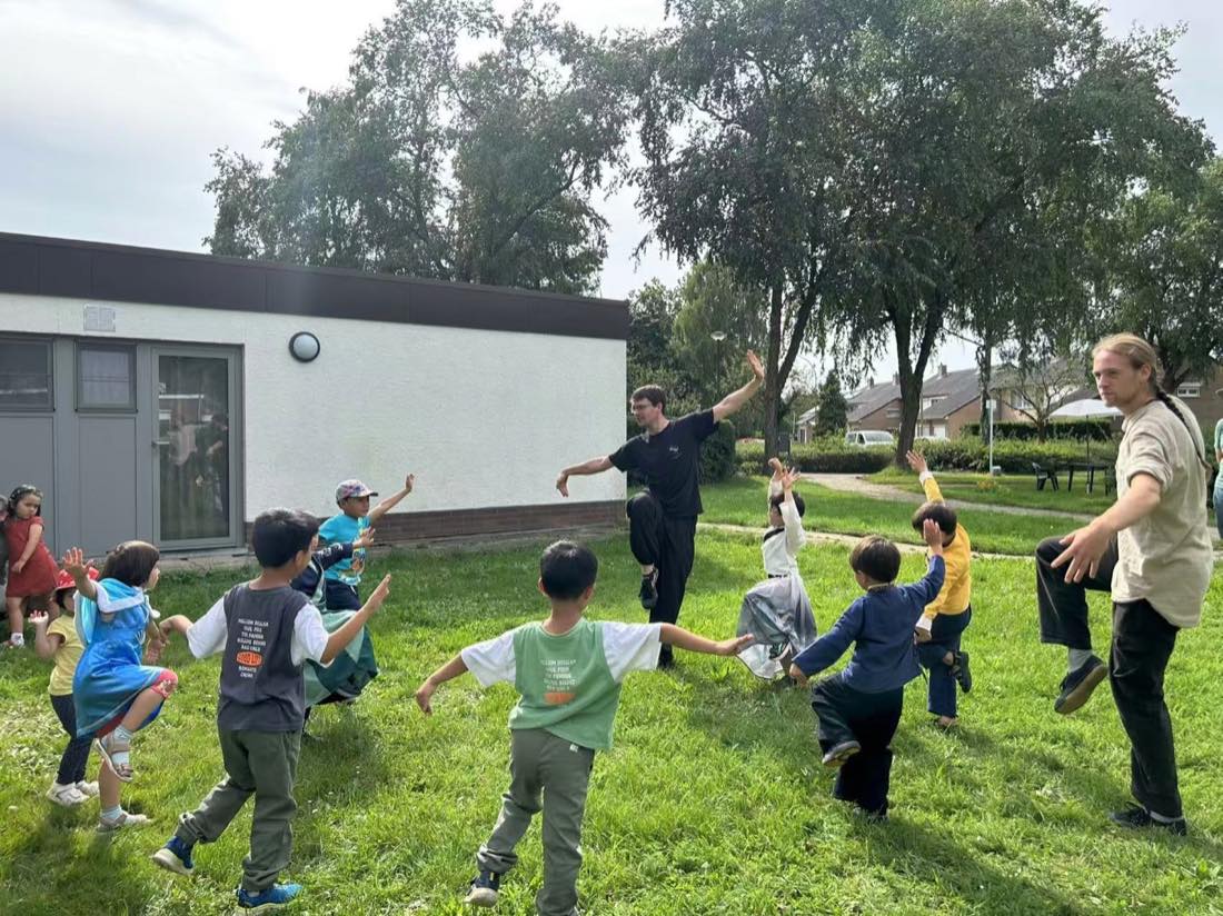 老师带领孩子练习功夫